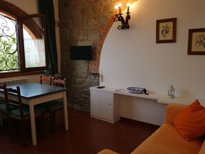 Dining - Cozy Holiday Home in Tuscany With Swimming Pool (Reggello)