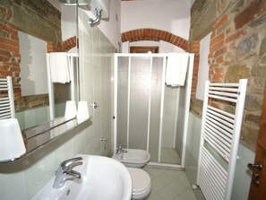 House | Bathroom - Cozy Holiday Home in Tuscany With Swimming Pool (Reggello)