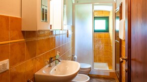 Bathroom - Serene Holiday Home in Prato With Pool (Montemurlo)