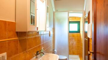 Ferienhaus | Badezimmer | Dusche, Handtücher