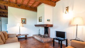 Living room - Serene Holiday Home in Prato With Pool (Montemurlo)