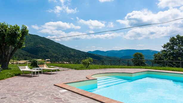 Outdoor pool - Serene Holiday Home in Prato With Pool (Montemurlo)