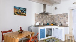 Frigorifero, microonde, pentole/stoviglie/utensili, tavolo da pranzo