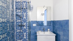 Regadera, amenidades de baño gratuitas, secadora de cabello, bidet 
