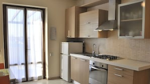 A modern kitchen with a gas stove, stainless steel appliances, and light wood cabinetry. - Holiday Home in Lazise Near Gardaland (Lazise)