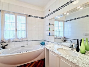 Cottage | Salle de bain | Douche, serviettes fournies