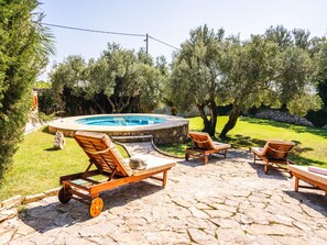 Villa | Alberca | Alberca techada y alberca al aire libre