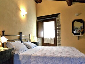 5 bedrooms, individually furnished, bed sheets