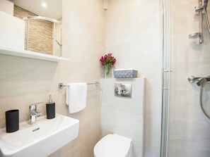 Apartment | Bathroom - Luxury Apartment With Private Balcony in Quiet Area (Dubrovnik)
