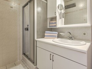 Shower, towels - Plush Apartment in St. Kanzian am Klopeinersee With Sauna (Sankt Kanzian am Klopeiner See)