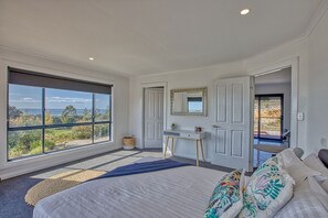 3 bedrooms, iron/ironing board, bed sheets
