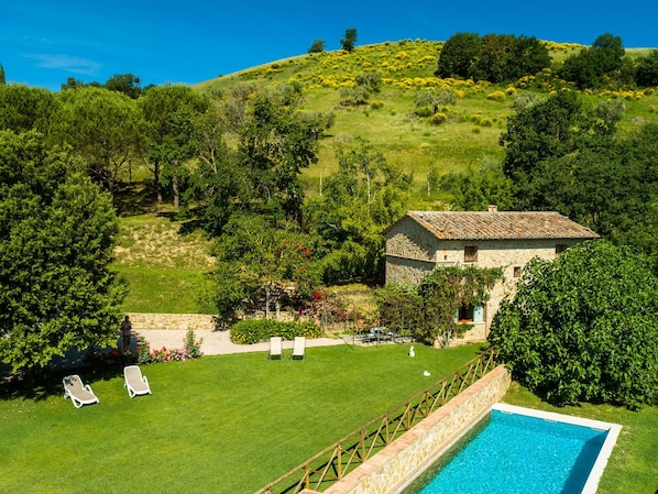 House | Exterior - Old Farmhouse in the Countryside With a Relaxed Atmosphere Family Environment (Corciano)