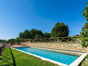 Outdoor pool - Old Farmhouse in the Countryside With a Relaxed Atmosphere Family Environment (Corciano)