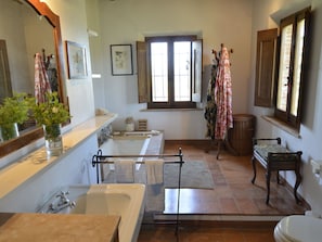 Villa | Bathroom | Combined shower/tub, towels