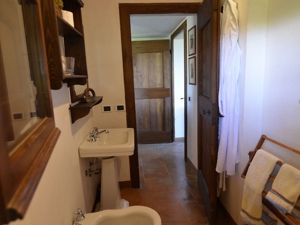 Villa | Bathroom | Combined shower/tub, towels