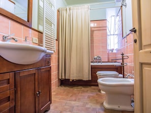 Combined shower/tub, towels