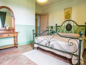 3 bedrooms, individually furnished, cribs/infant beds, bed sheets