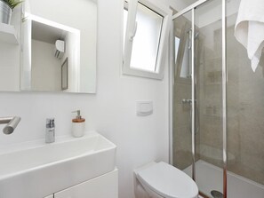 Villa | Badezimmer | Dusche, Haartrockner, Handtücher