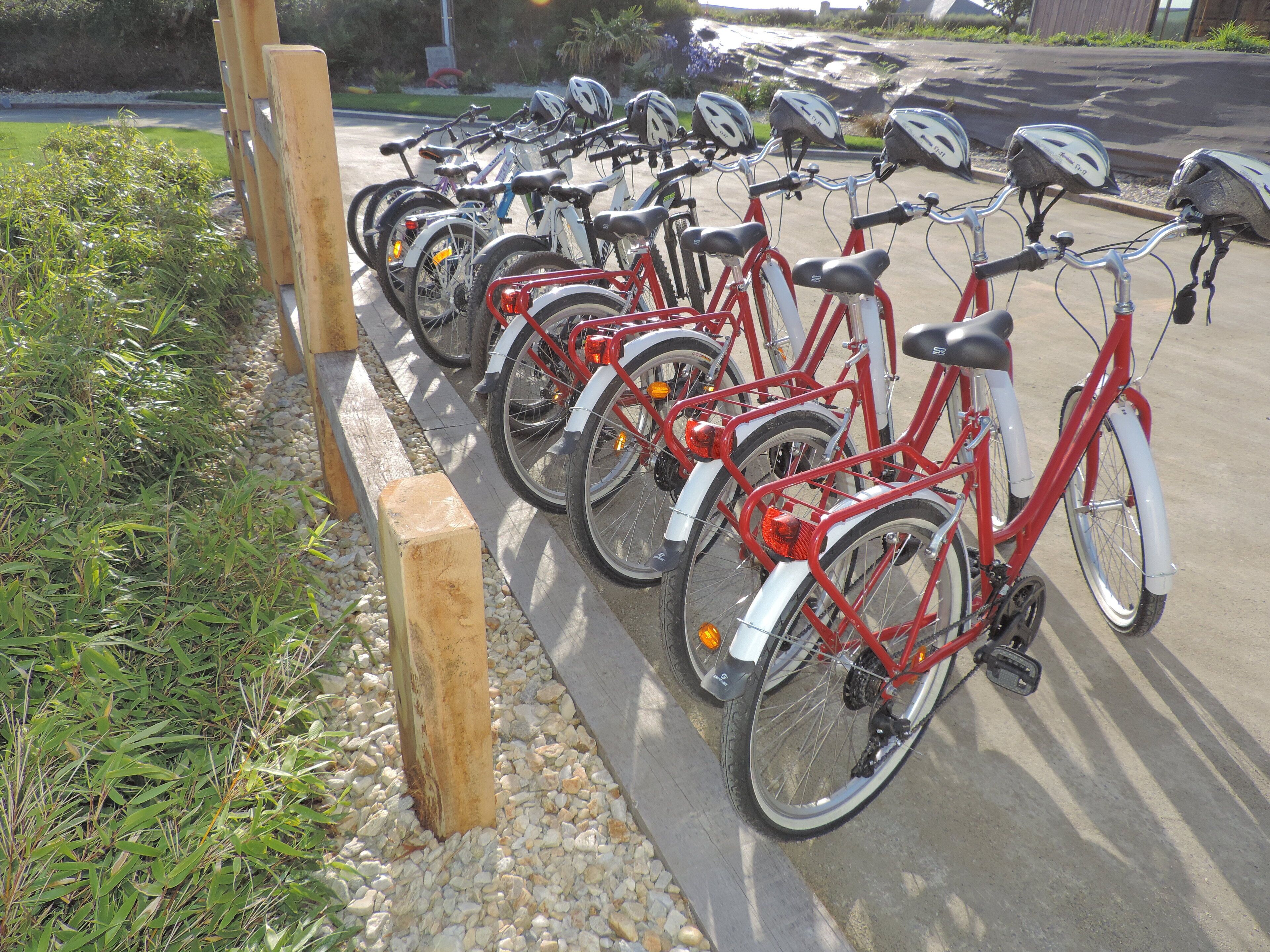 Diverse biciclette parcheggiate in un’area apposita per biciclette.