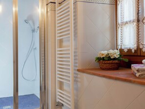 Villa | Bathroom - Villa in Cortona With Pool and Val di Chiana View (Cortona)
