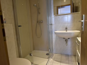 Shower - Apartment in Niehagen With Terrace, Parasol,garden Furniture (Ostseebad Ahrenshoop)