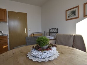 Dining - Apartment in Niehagen With Terrace, Parasol,garden Furniture (Ostseebad Ahrenshoop)