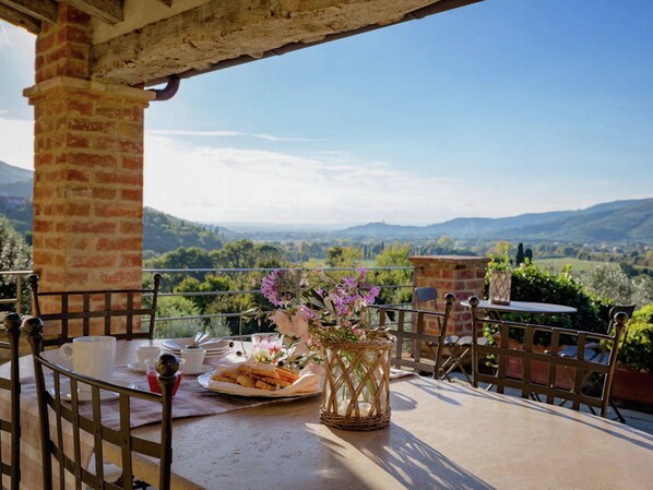 Dining - Holiday Home in Castiglion Fiorentino w/ Pool (Castiglion Fiorentino)