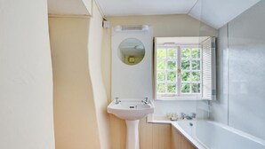 Combined shower/bathtub, towels - Beautiful Holiday Home in Milltown With Garden (Lostwithiel)