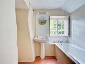 Combined shower/bathtub, towels - Beautiful Holiday Home in Milltown With Garden (Lostwithiel)