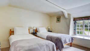 3 bedrooms, individually furnished, bed sheets - Beautiful Holiday Home in Milltown With Garden (Lostwithiel)