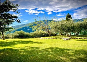 A lush green landscape with trees and a mountain in the background. - Venice Region Castle With Garden Views (Romano d'Ezzelino)