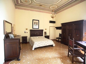 House | 2 bedrooms, individually furnished, iron/ironing board, bed sheets