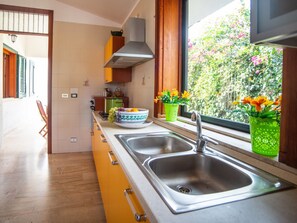 House | Private kitchen | Highchair - Holiday Home in Gulf Castle (Castellammare del Golfo)
