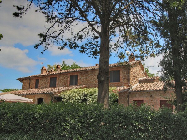 A stone building with a tiled roof, surrounded by greenery. - Farmhouse in Proceno With Pool (Proceno)