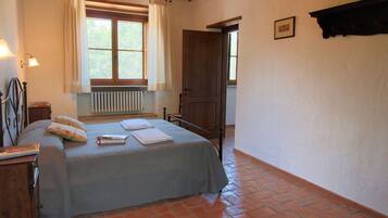 House | 2 bedrooms, individually furnished, iron/ironing board, bed sheets