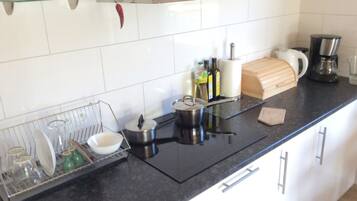 Talo | Yksityinen keittiö | Liesi, vedenkeitin, syöttötuoli