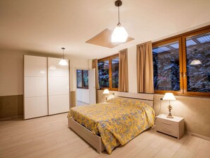Casa | 6 habitaciones, muebles diferentes y tabla de planchar con plancha