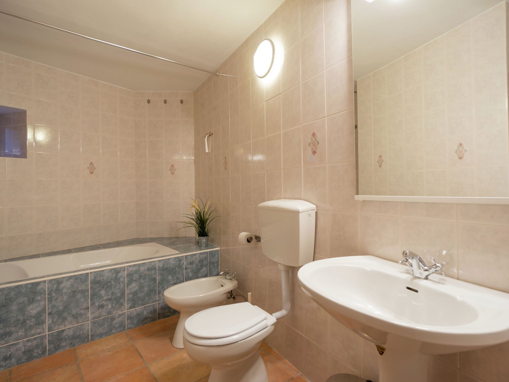 House | Bathroom | Combined shower/tub, towels