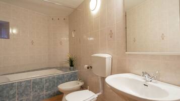 House | Bathroom | Combined shower/tub, towels