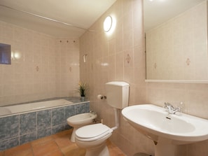 House | Bathroom | Combined shower/tub, towels