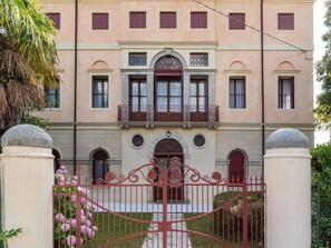 House | Exterior - Castle in Romano D'ezzelino With Garden (Romano d'Ezzelino)