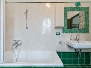 Bathroom - Castle in Romano D'ezzelino With Garden (Romano d'Ezzelino)