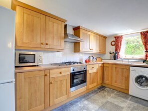 Coffee/tea maker, fridge, microwave, oven - Charming Holiday Home in Llangurig With Garden (Llanidloes)