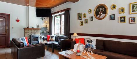 House | Living room | Fireplace, DVD player