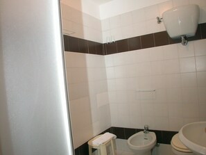 House | Bathroom | Towels - Holiday in old Casa Colonica 17th Century (Siena)