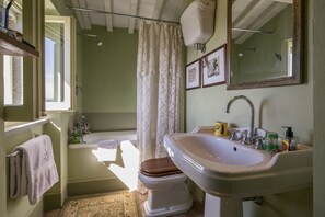 Bathroom - Romantic Retreat With Pool (Cortona)