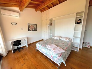 2 quartos, ferros/tábuas de passar roupa, berço de viagem