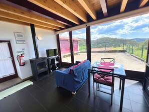 Fernseher, Kamin, Bücher