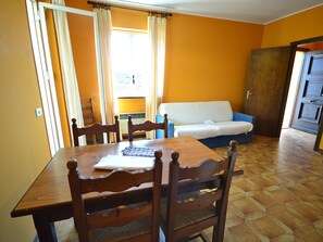 Dining - Charming Holiday Home in San Bartolomeo al Mare With Pool (San Bartolomeo al Mare)
