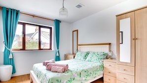 3 bedrooms, individually furnished, bed sheets - Comfortable, Bright Holiday Home With Private Garden in the South of Cornwall (Fowey)